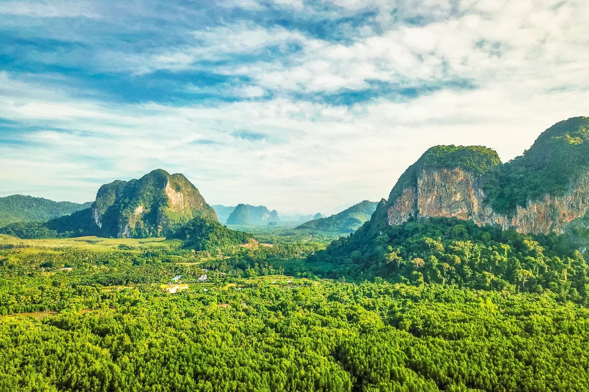 Spiaggia e barche tradizionali in Thailandia